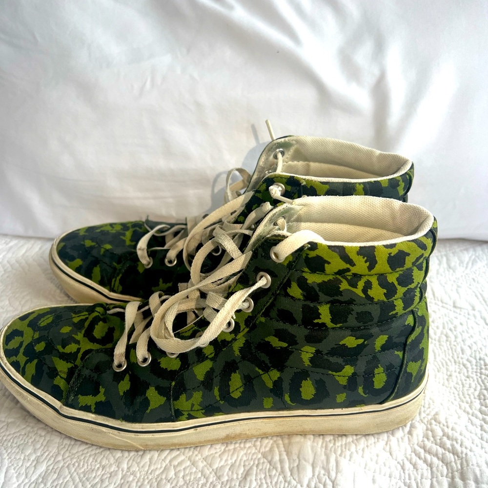 Super cool leopard camo pattern. Men’s 12. Vans high top, ultra comfort.